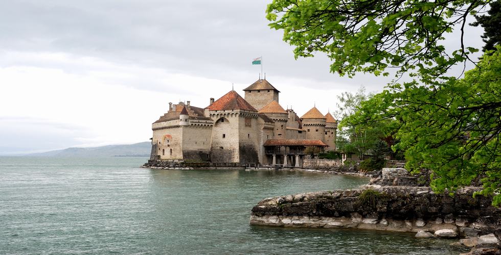 https://d3r8gwkgo0io6y.cloudfront.net/upload/château de chillon castle lake geneva.jpg